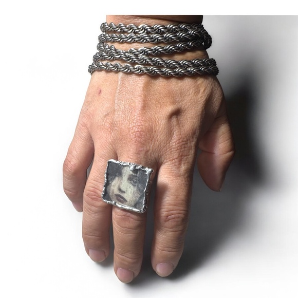 Artisan Crafted Silver & Glass Art Statement Ring Abstract Woman Portrait Design - Picture 13 of 16